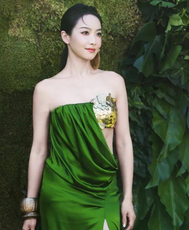 VOGUE沙滩红毯生图:佟丽娅裙摆湿了,钟楚曦泳装上阵,易梦玲抢镜