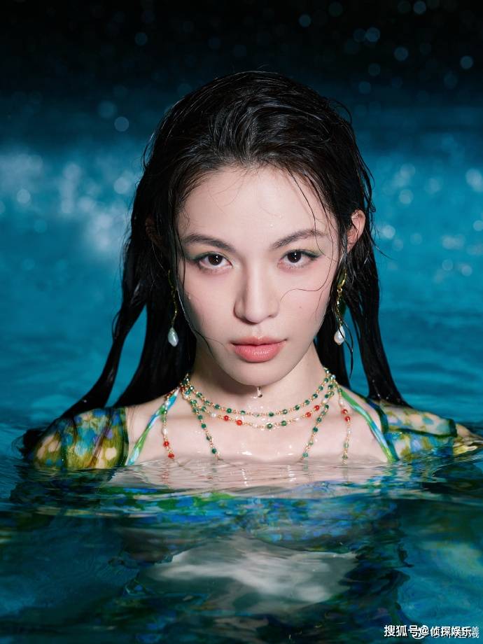 钟楚曦近照好意思绝了，穿泳装秀火辣躯壳，纤瘦高挑零赘肉超养眼