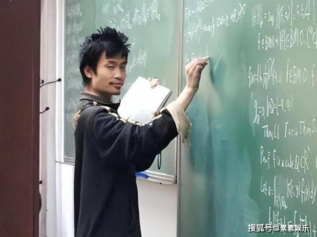 韦东奕的办公室很是简短,桌上摆着塑料袋,矿泉水瓶一个月才换