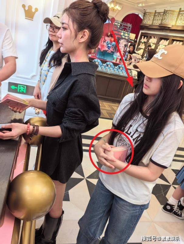 马筱梅姆妈给玥儿煲鸡汤,管制她活命起居,玥儿冉冉脱离大S家东说念主