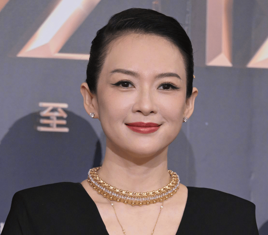 电影之夜红毯尴尬瞬间：主持人嘴瓢，黄晓明抱鸡亮相，众星被绊倒