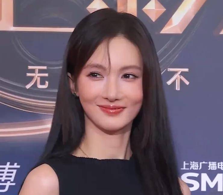 电影之夜红毯尴尬瞬间：主持人嘴瓢，黄晓明抱鸡亮相，众星被绊倒