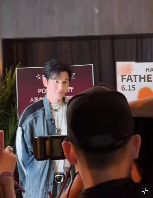 玩得真开!汪小菲带细君参预举止,王中磊迎面搂着马筱梅的腰