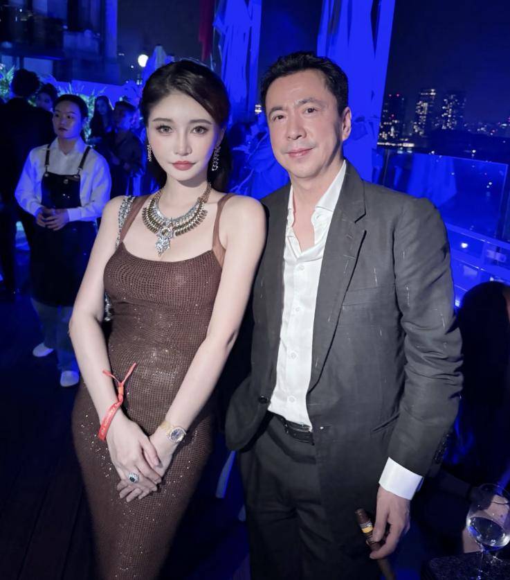 玩得真开!汪小菲带细君参预举止,王中磊迎面搂着马筱梅的腰
