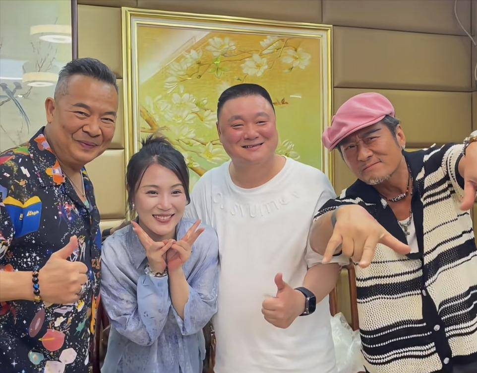 62岁孙兴与吴毅将聚会!豪吃海鲜好惬意,桌上两瓶茅台抢镜