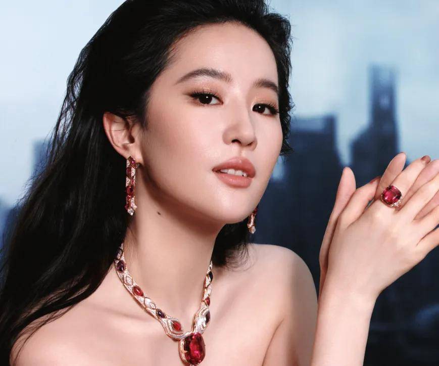 等考据！业内曝白玉兰奖大爆冷，网友羡慕视后是刘亦菲照旧杨紫