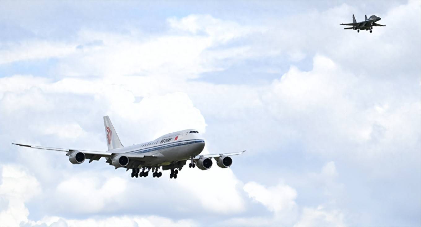 中方专机上门，托卡耶夫亲自接机，迫不及待给中国送上“见面礼”