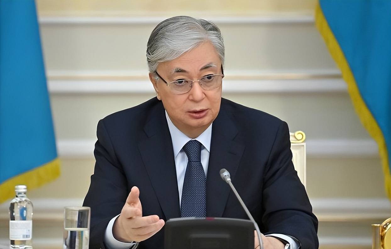 中方专机上门，托卡耶夫亲自接机，迫不及待给中国送上“见面礼”