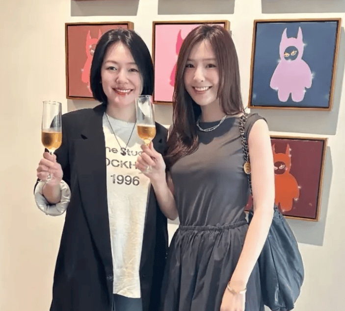 网友共享跟小S合影,笑貌灿烂碰杯庆祝男儿画展,指摘区径直翻车