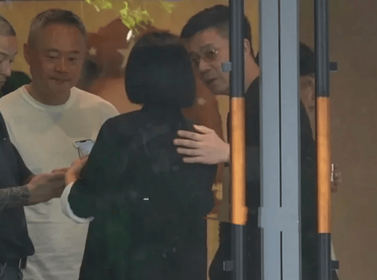 网友共享跟小S合影,笑貌灿烂碰杯庆祝男儿画展,指摘区径直翻车