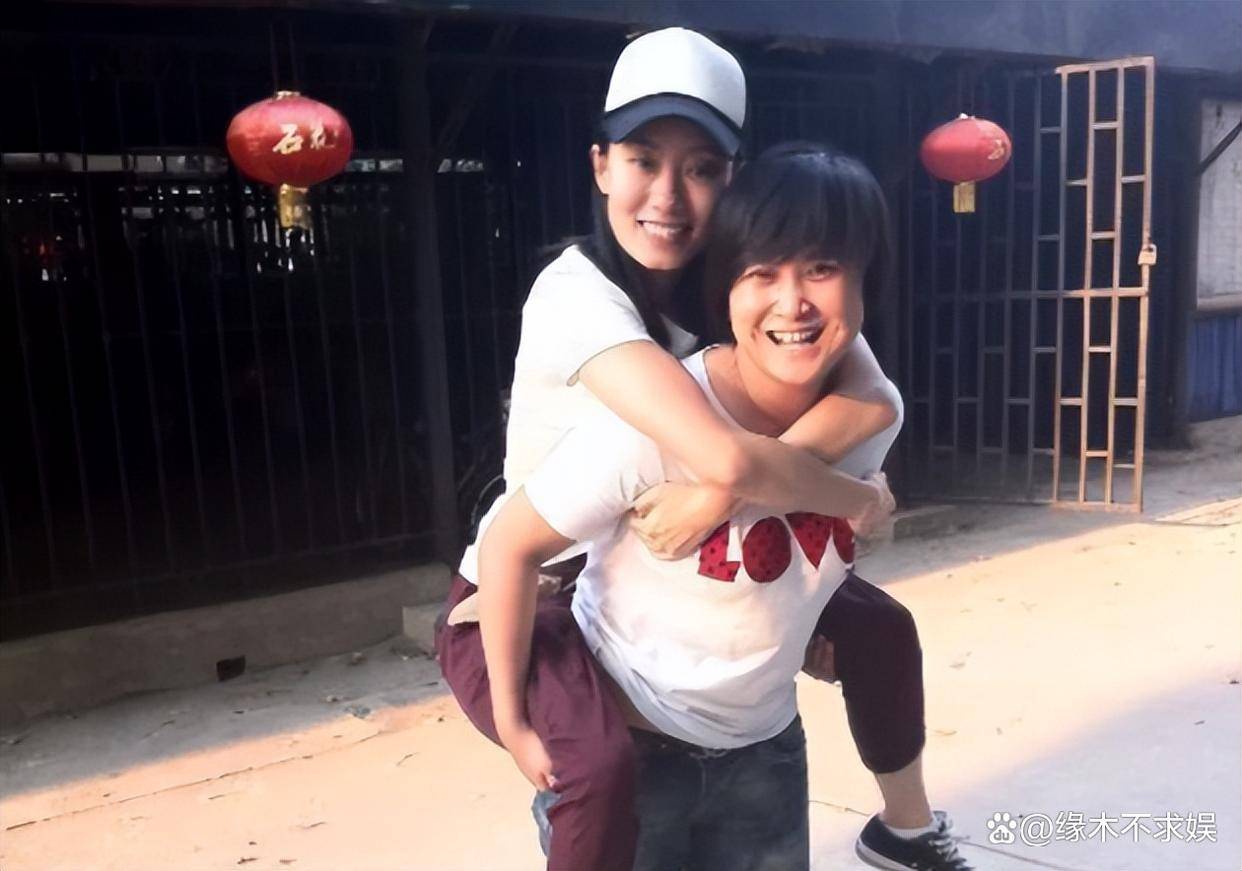 狗仔曝张小斐爆红内幕：贾玲不遗余力捧10年，两人暧昧细节曝光！