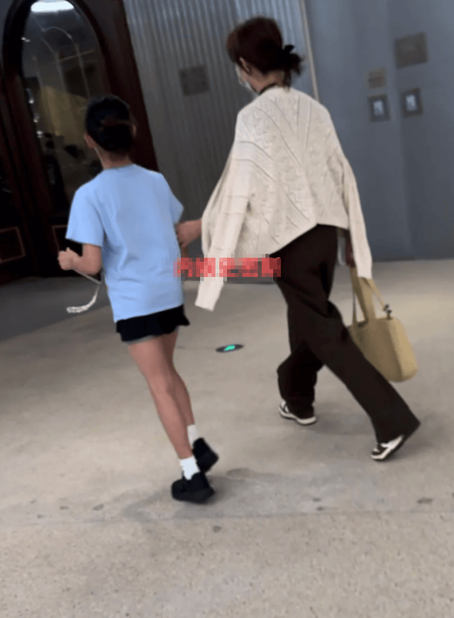 孙俪和女儿逛街，个头不高，穿着针织衫长裤好耐热，小花发量真多