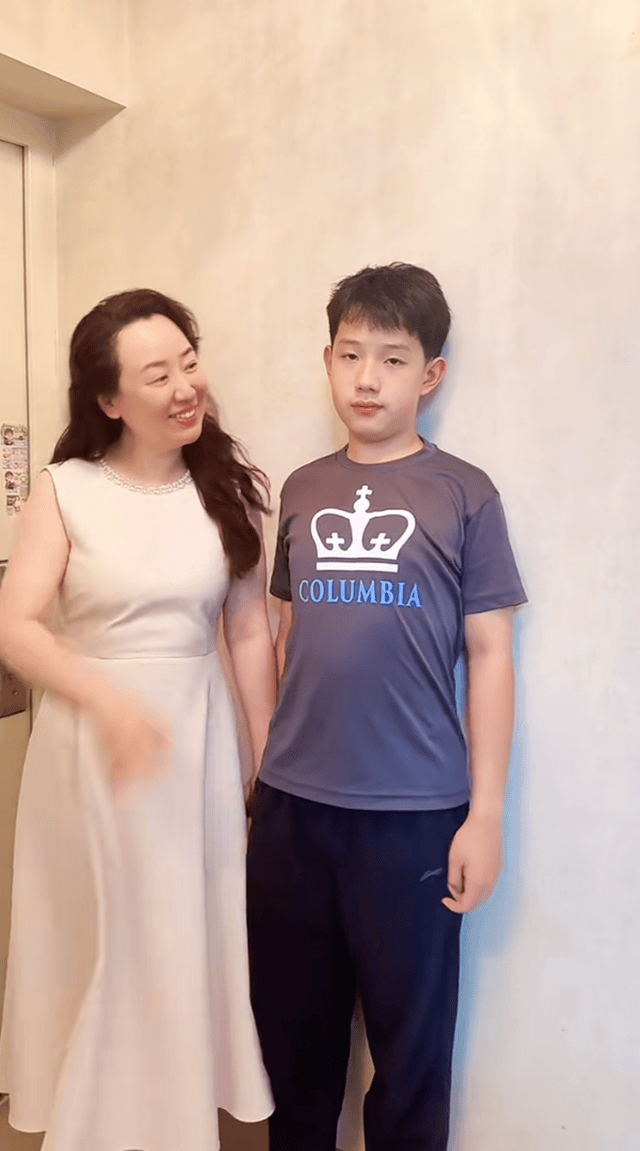 关凌晒与儿女合照，43岁还是那么年轻，俩孩子都比她高越长越好看