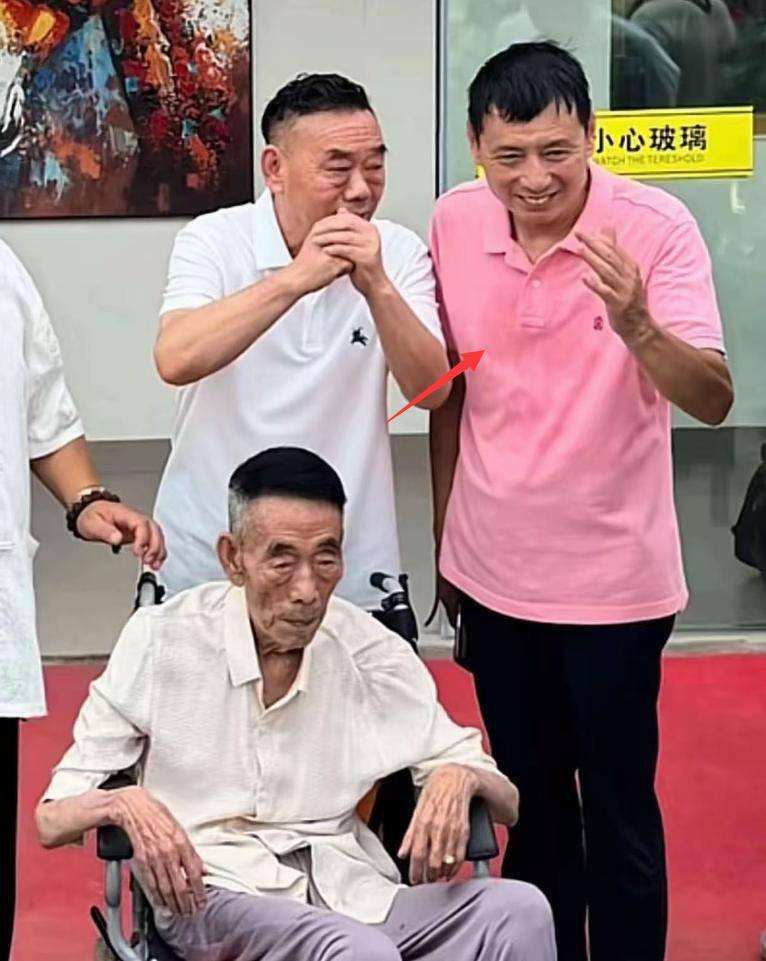 杨少华灵堂遗照曝光!儿子杨伦穿红衣奔丧,饭店发文:停业一月