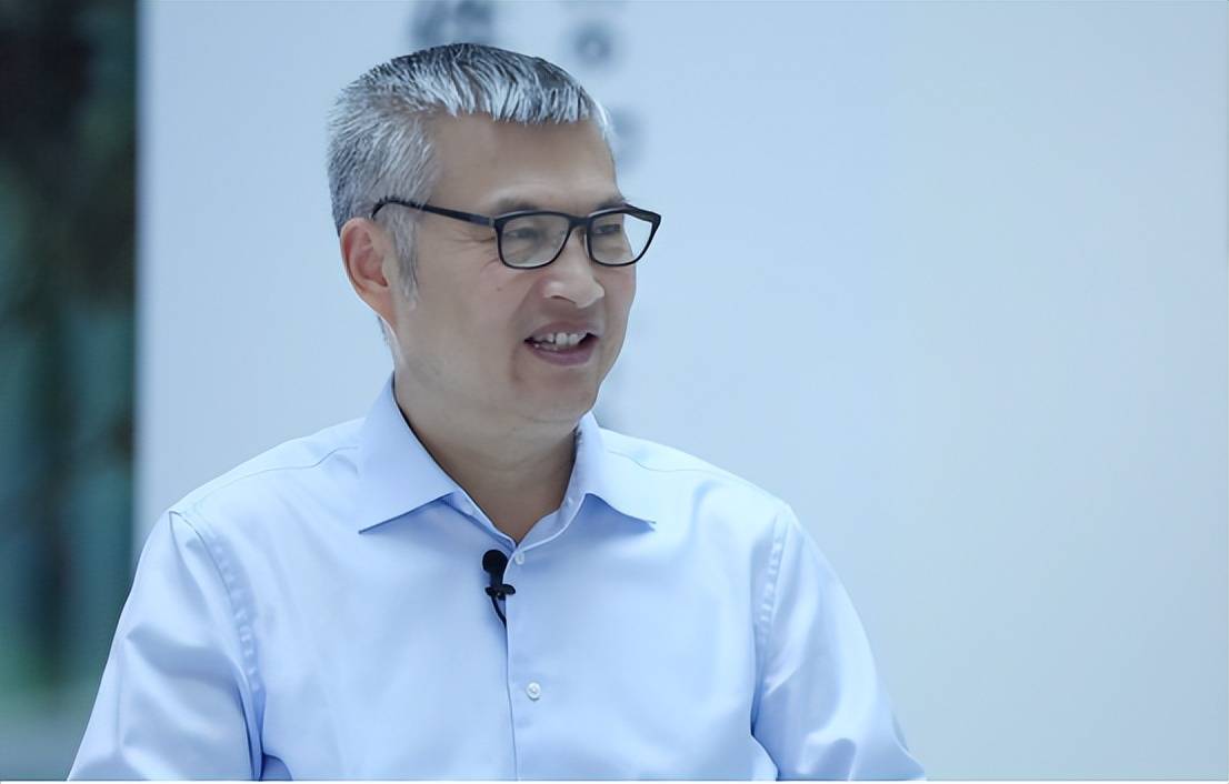 干翻日韩巨头，终结中国“少屏”之痛，68岁他再次出手