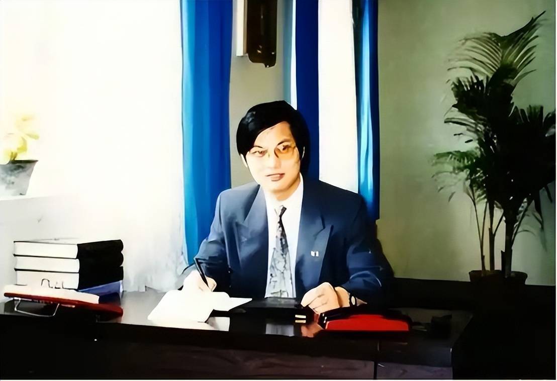 干翻日韩巨头，终结中国“少屏”之痛，68岁他再次出手