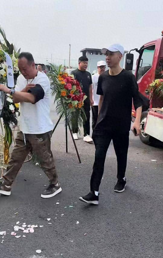 杨少华告别仪式！杨议手捧骨灰盒，四人抬棺送别，杨威哭喊爸爸