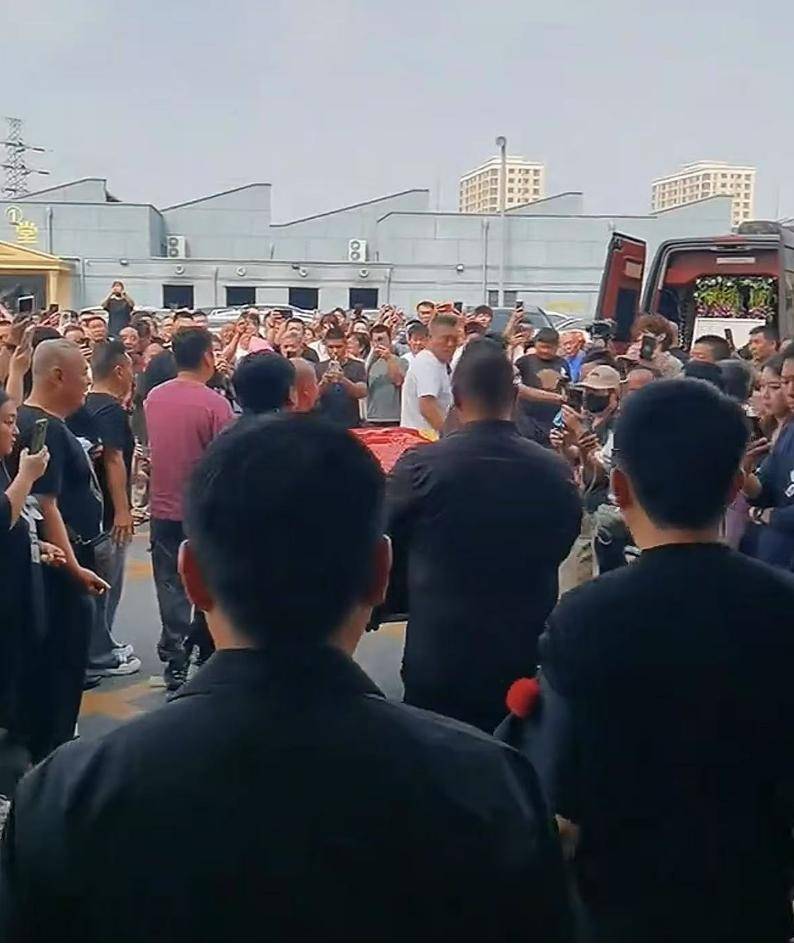 杨少华告别仪式！杨议手捧骨灰盒，四人抬棺送别，杨威哭喊爸爸