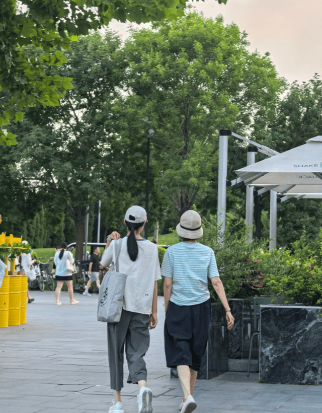 袁泉母女度假，哈哈脸型像爸眼睛随妈很漂亮，夏雨支持女儿当演员