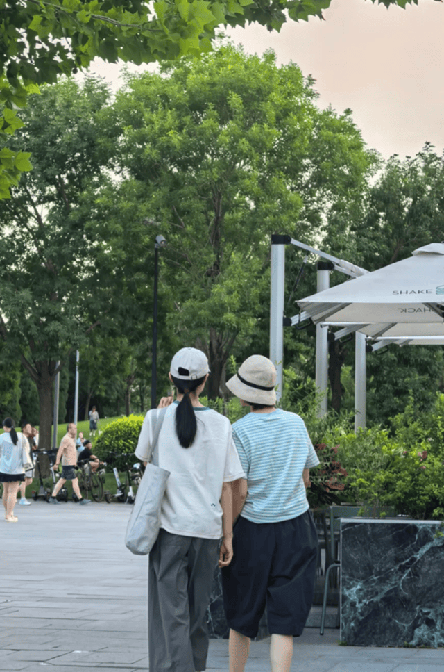 袁泉母女度假，哈哈脸型像爸眼睛随妈很漂亮，夏雨支持女儿当演员