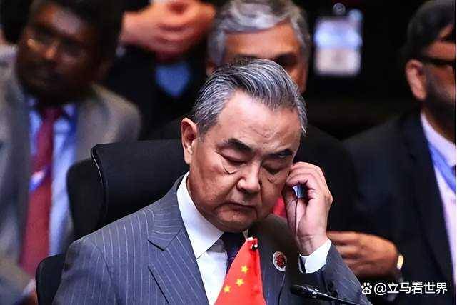 越南被特朗普耍得团团转，关键时刻，王毅发出一张邀请函
