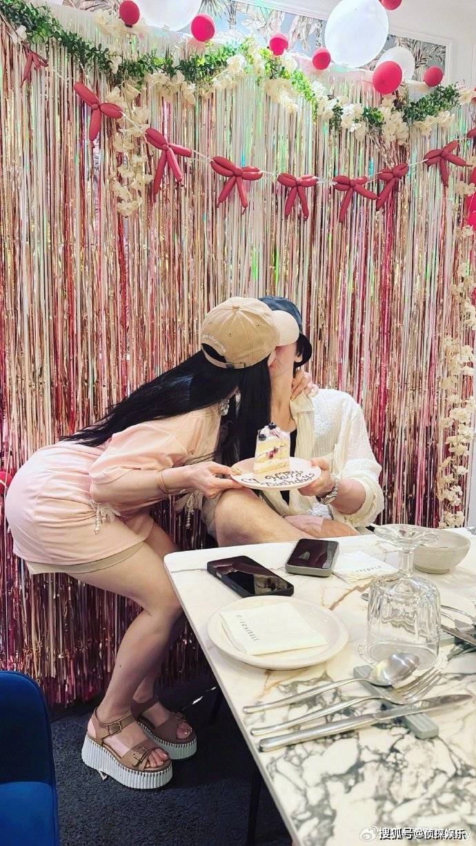 钟丽缇为小12岁老公庆生，甜喊张伦硕“老翁”，夫妇拥吻超甘好意思