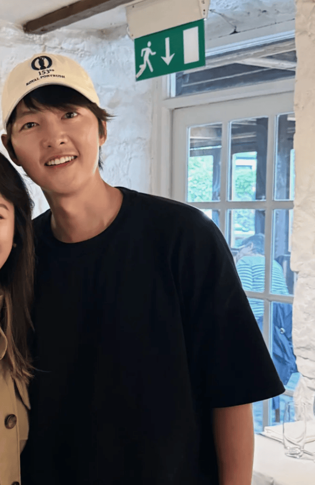 宋仲基英国被偶遇,脸像发酵的面包素颜好糙,与粉丝合影更像素东说念主