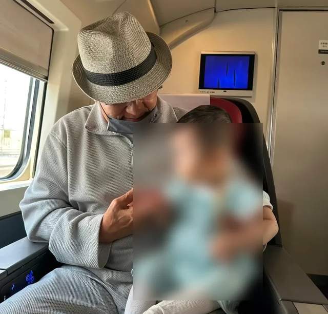 71岁成龙抱孙画面疑曝光!房祖名被传秘婚小11岁女星,送房产追妻