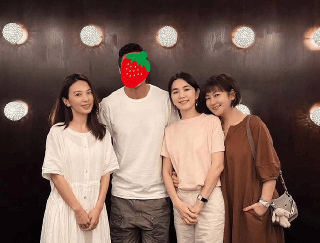 SHE聚餐,Selina一头短发生完孩子老得好快,看着比Hebe大10岁