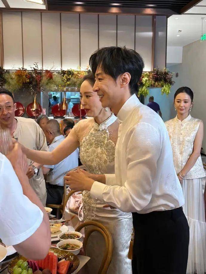 董璇嫁小9岁张维伊再婚敬酒照曝光,佟丽娅关悦都来当伴娘!