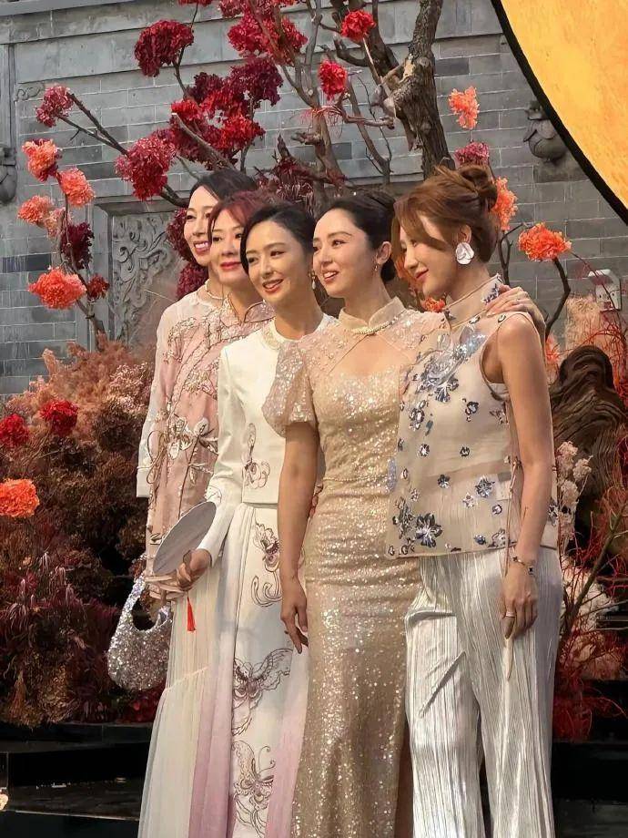 董璇嫁小9岁张维伊再婚敬酒照曝光,佟丽娅关悦都来当伴娘!