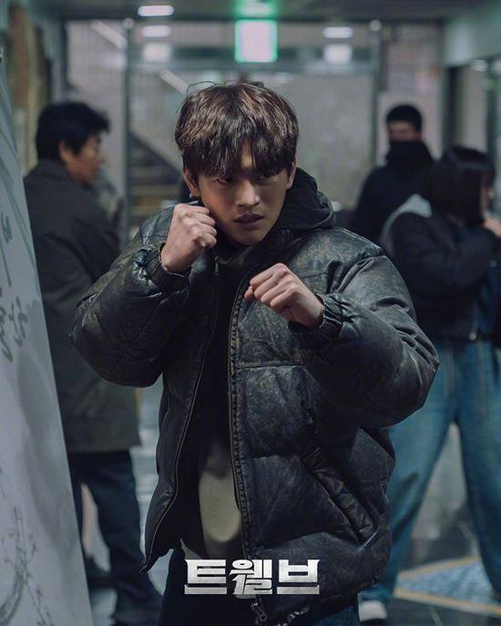 《十二使者》角色剧照 马东锡“拳”力对抗朴炯植