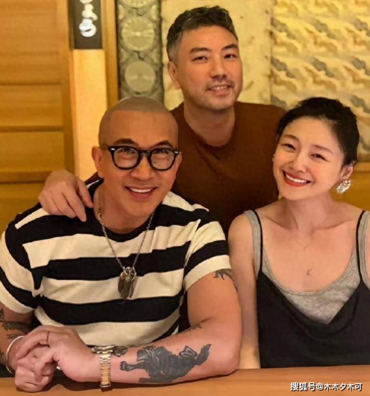 具俊晔身影好悲伤！独自坐在大S墓碑前，一遍遍翻看亡妻照片
