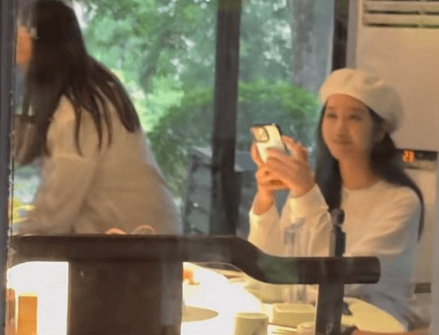 海陆宜春被偶遇，真人很瘦没电视上那般五大三粗，身边男子惹关注
