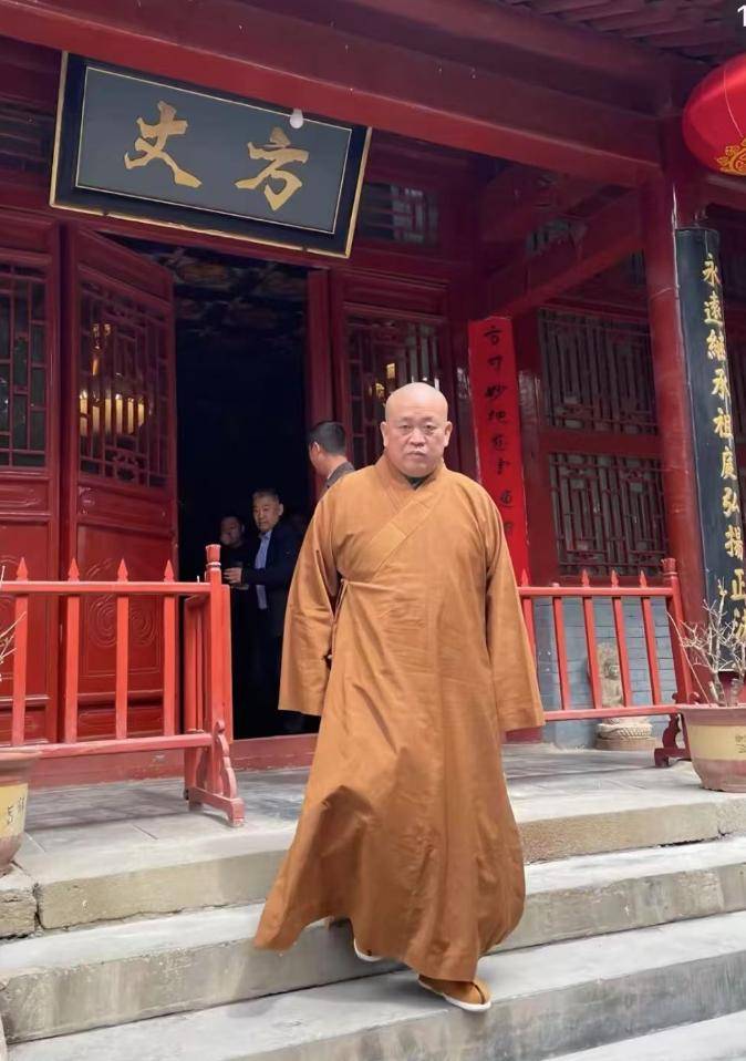 记者曝释永信在郑州有2套房，包养2个大学生，亲吻李湘画面曝光