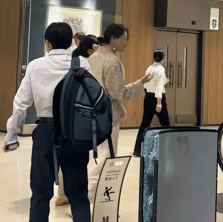宗馥莉被曝已到达香港！为8月份的官司做准备