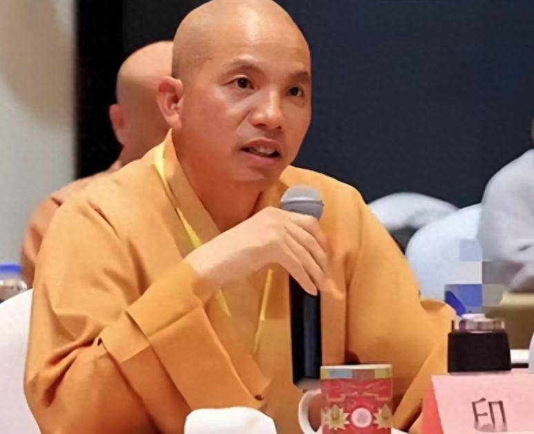 印乐法师担任少林寺住持后首露面，在方丈室外被偶遇，非常低调
