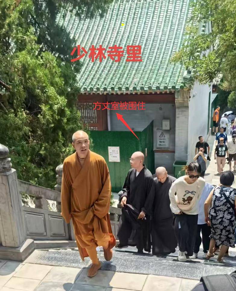 印乐法师担任少林寺住持后首露面，在方丈室外被偶遇，非常低调