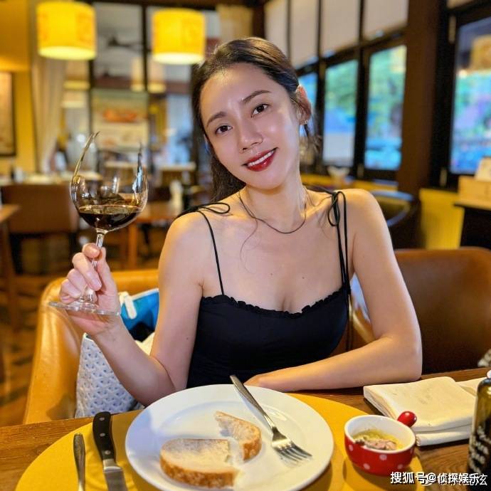 46岁秋瓷炫晒近照，大红唇配黑吊带好绝美，巴掌脸天鹅颈太优越了