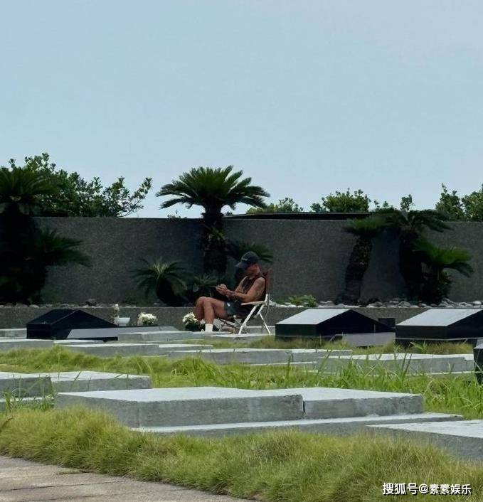 粉丝到墓地祭拜大S,具俊晔礼貌站在一旁,献花时不忍落泪