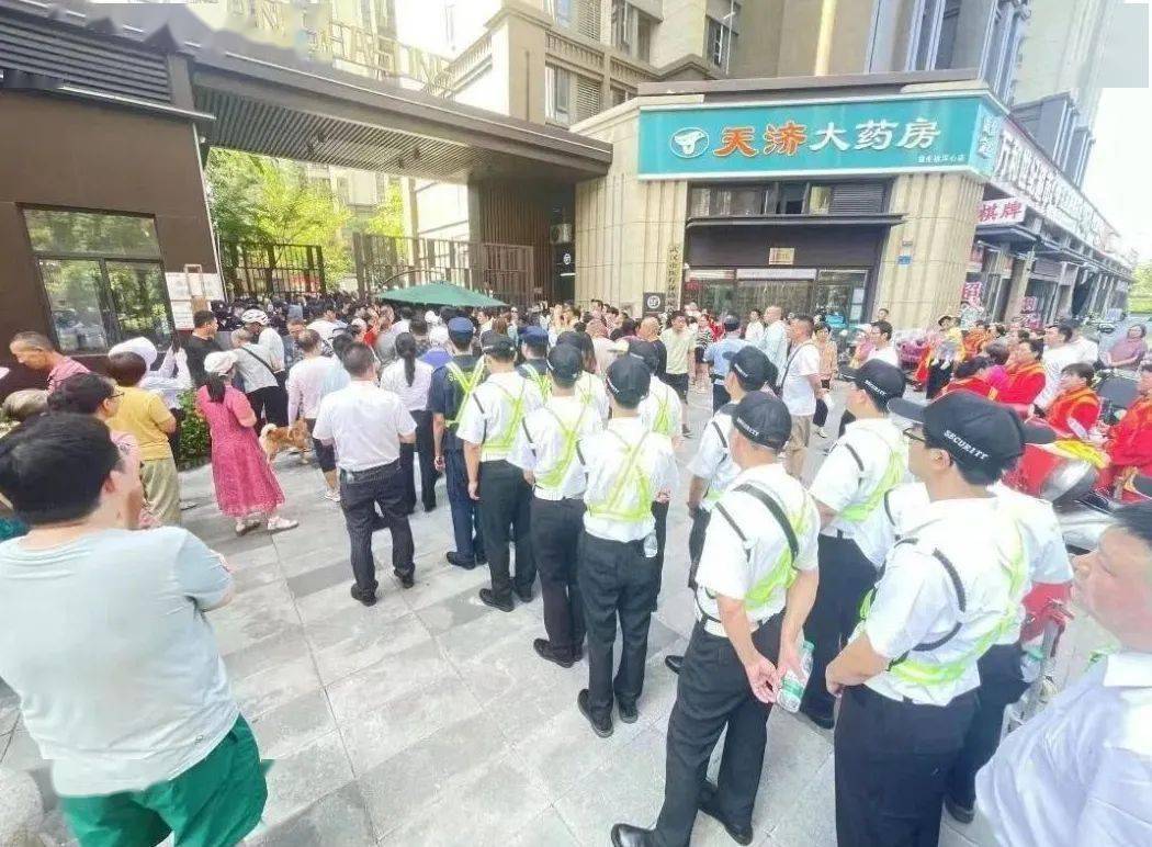物业公司打起来了，一边撤场一边“抢地盘”