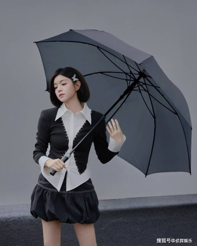 42岁陈妍希晒近照，短发配幼态脸好少女，穿短裙秀长腿超养眼
