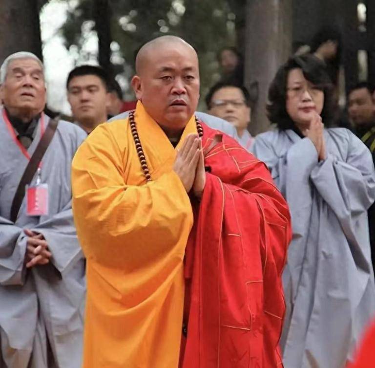 释永信被抓后，少林寺僧院戒备森严，黑衣人把守，方丈室牌匾被摘