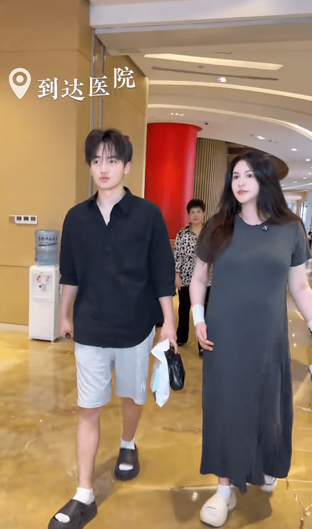 李心艾官宣生女，婆婆看着也就40出头巨年轻，帮扎头发按摩好温柔