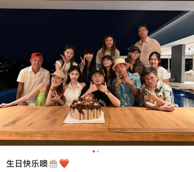 潘玮柏和家人泰国度假,怀抱俩女孩笑得合不拢嘴,女儿露脸太像他