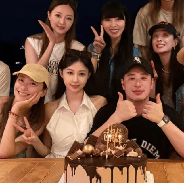 潘玮柏和家人泰国度假,怀抱俩女孩笑得合不拢嘴,女儿露脸太像他