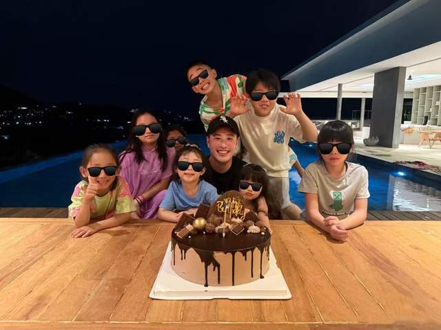 潘玮柏和家人泰国度假,怀抱俩女孩笑得合不拢嘴,女儿露脸太像他