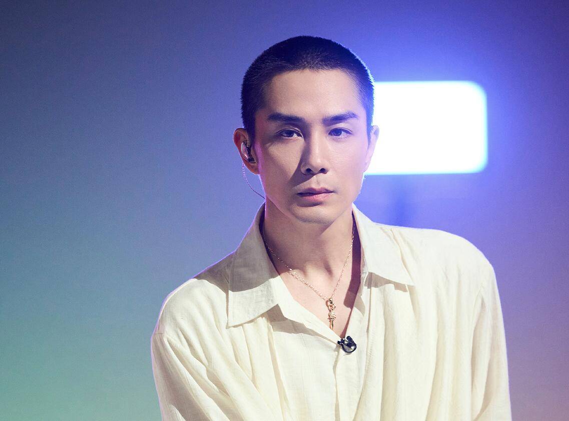 捧流量，强者没镜头，歌手跑调，男团跳稀烂，《披哥5》首播翻车