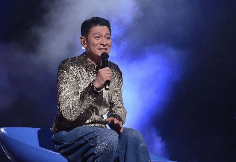 女神同场看华仔演唱会！关之琳李嘉欣状态差距大，曾为爱争斗多年