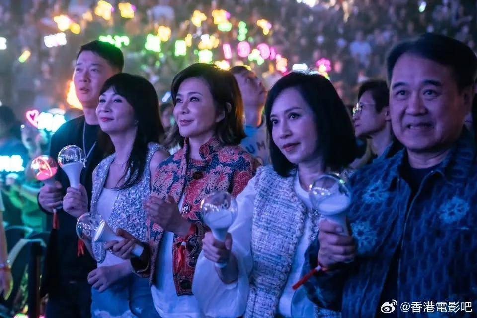 女神同场看华仔演唱会！关之琳李嘉欣状态差距大，曾为爱争斗多年